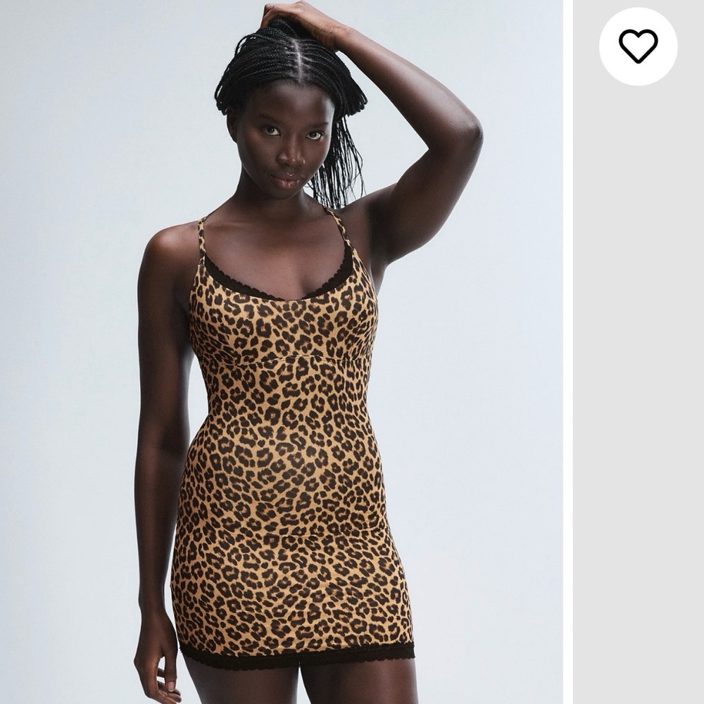 Savage X Fenty Snug Hug Sleep Slip Medium SUGA BEIGE ON THE PROWL PRINT Medium